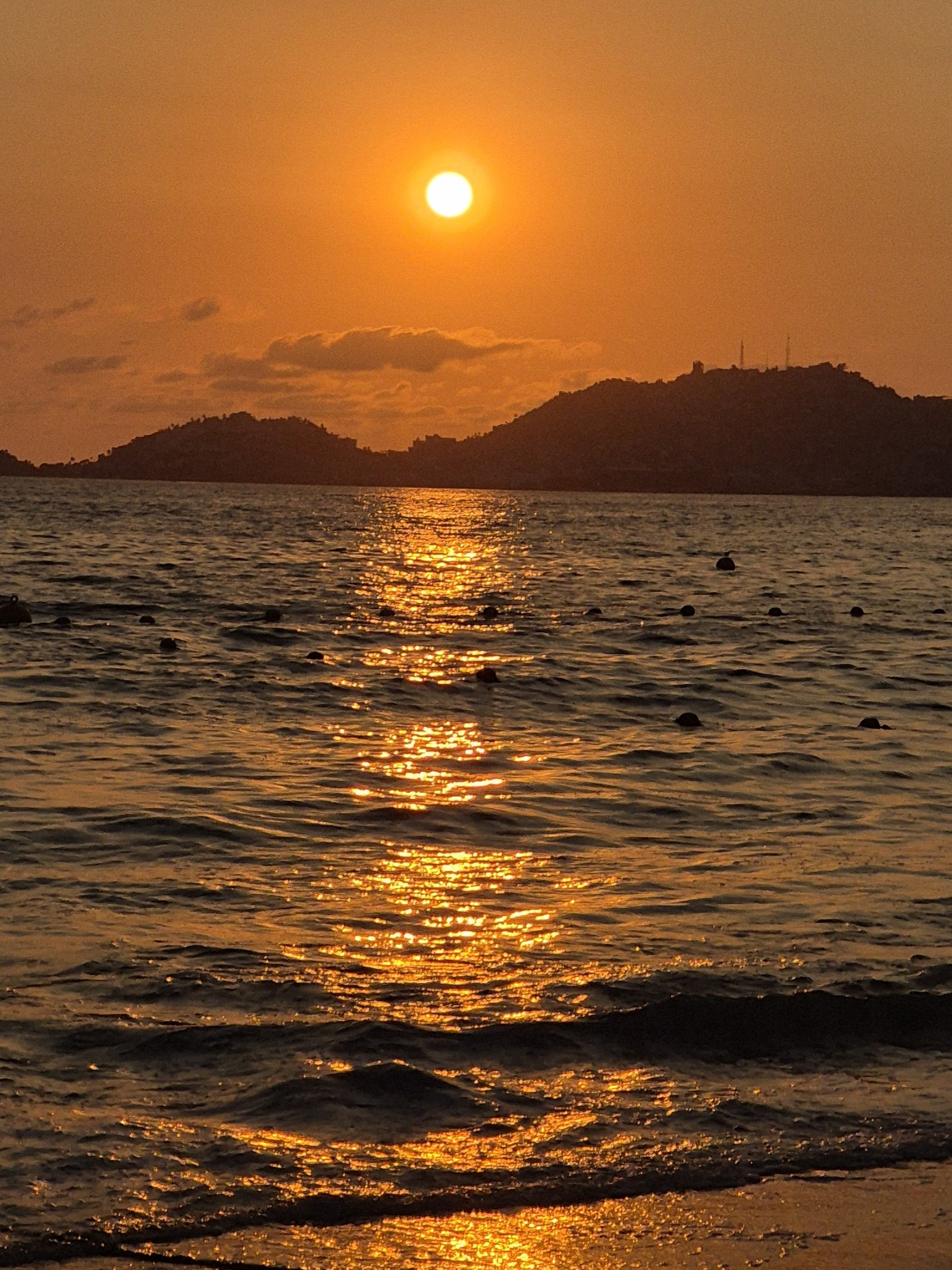 Playa de Acapulco al atardecer accesible desde Torres Gemelas