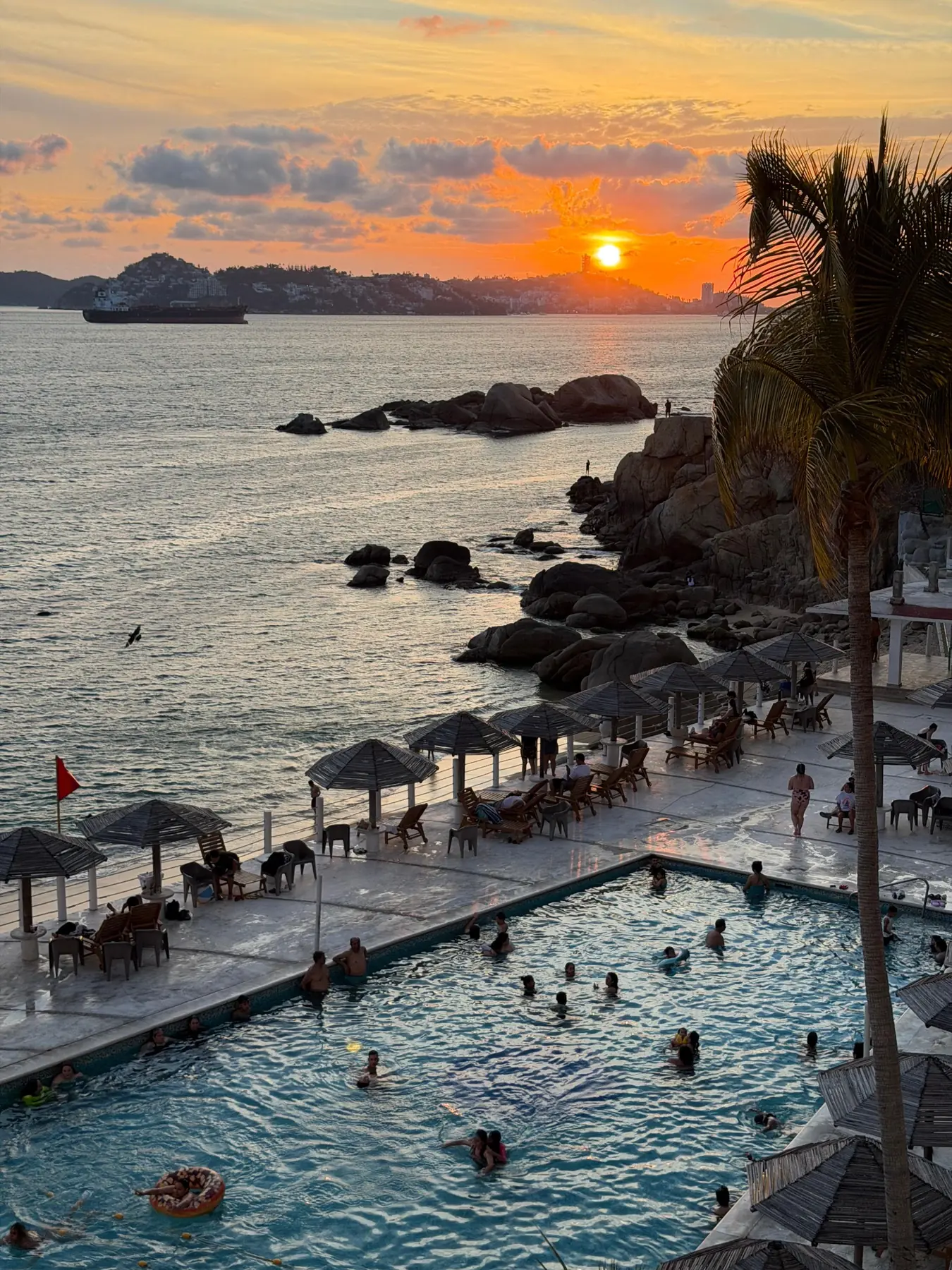 Alberca y atardecer frente al mar en el Condominio Torres Gemelas, Acapulco