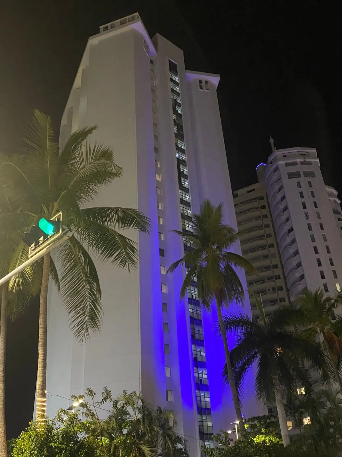 Exterior nocturno del Condominio Torres Gemelas